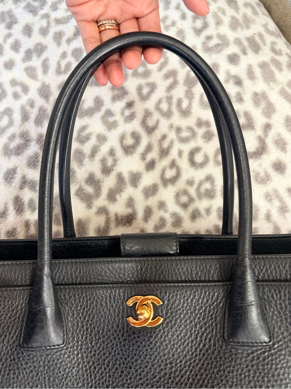 Chanel Executive cert tote caviar leather with gold hardware - Picture 12 of 16